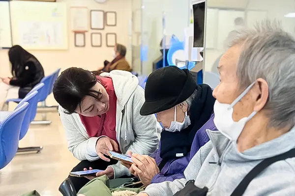 看護師が利用者様と病院の待合室で待機する様子