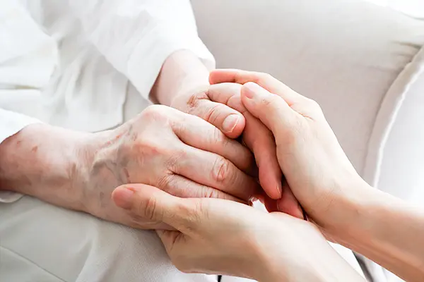 看護師が利用者様を支えるイメージ