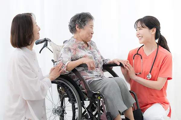 ご家族と看護師と利用者様のイメージ